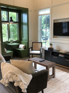 Smart TV, books - Cara May Cottage  (Beaufort)