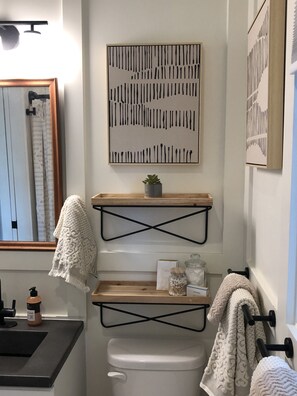 Haartrockner, Handtücher, Shampoo, Toilettenpapier