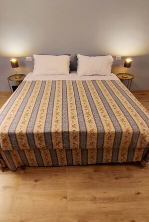 1 Schlafzimmer, Schreibtisch, Bügeleisen/Bügelbrett, Reisekinderbett