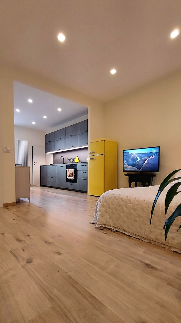 1 chambre, bureau, fer et planche à repasser, lit de bébé portatif