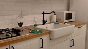 Frigorífic, microones, placa de cuina i cafetera i tetera