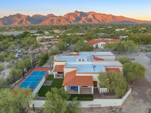 Sport court - Fun-for-all! Pool! Private Pickleball Court! Game room! (Tucson)