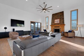 Smart TV, fireplace, video games, table tennis - Fun-for-all! Pool! Private Pickleball Court! Game room! (Tucson)