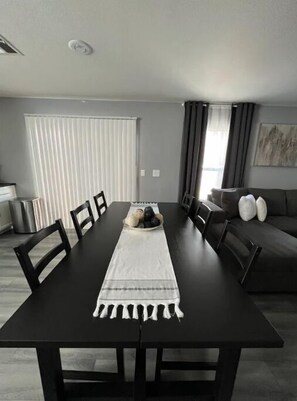 Dining - Beautiful 2 story home 20 minutes from the strip (Las Vegas)