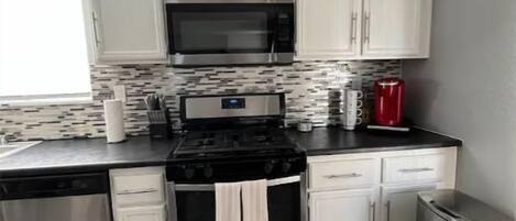 Microondas, horno y lavavajillas