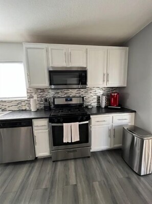 Microwave, oven, dishwasher - Beautiful 2 story home 20 minutes from the strip (Las Vegas)