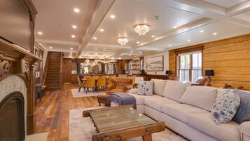 Smart TV, lareira, pebolim, livros