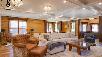 Smart TV, lareira, pebolim, livros