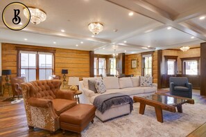 Smart TV, caminetto, tavolo da calcetto, libri