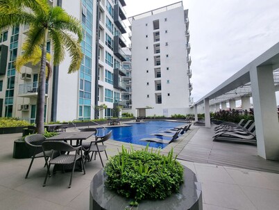 Sunrise Studio is centrally located to vibrant city of love,offer self-check-in.