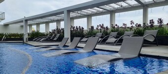 Sunrise Studio is centrally located to vibrant city of love,offer self-check-in.