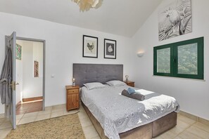 2 bedrooms, iron/ironing board, travel cot, free WiFi