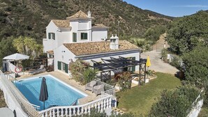A white villa with a swimming pool, green shutters, and a patio area with outdoor furniture. - Charming Rural Retreat, A/C, Private Pool & Beautiful Views - 11km from the Coastal Town of Tavira! (Tavira)