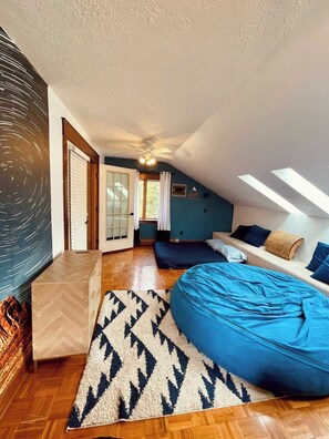 4 bedrooms, WiFi, bed sheets