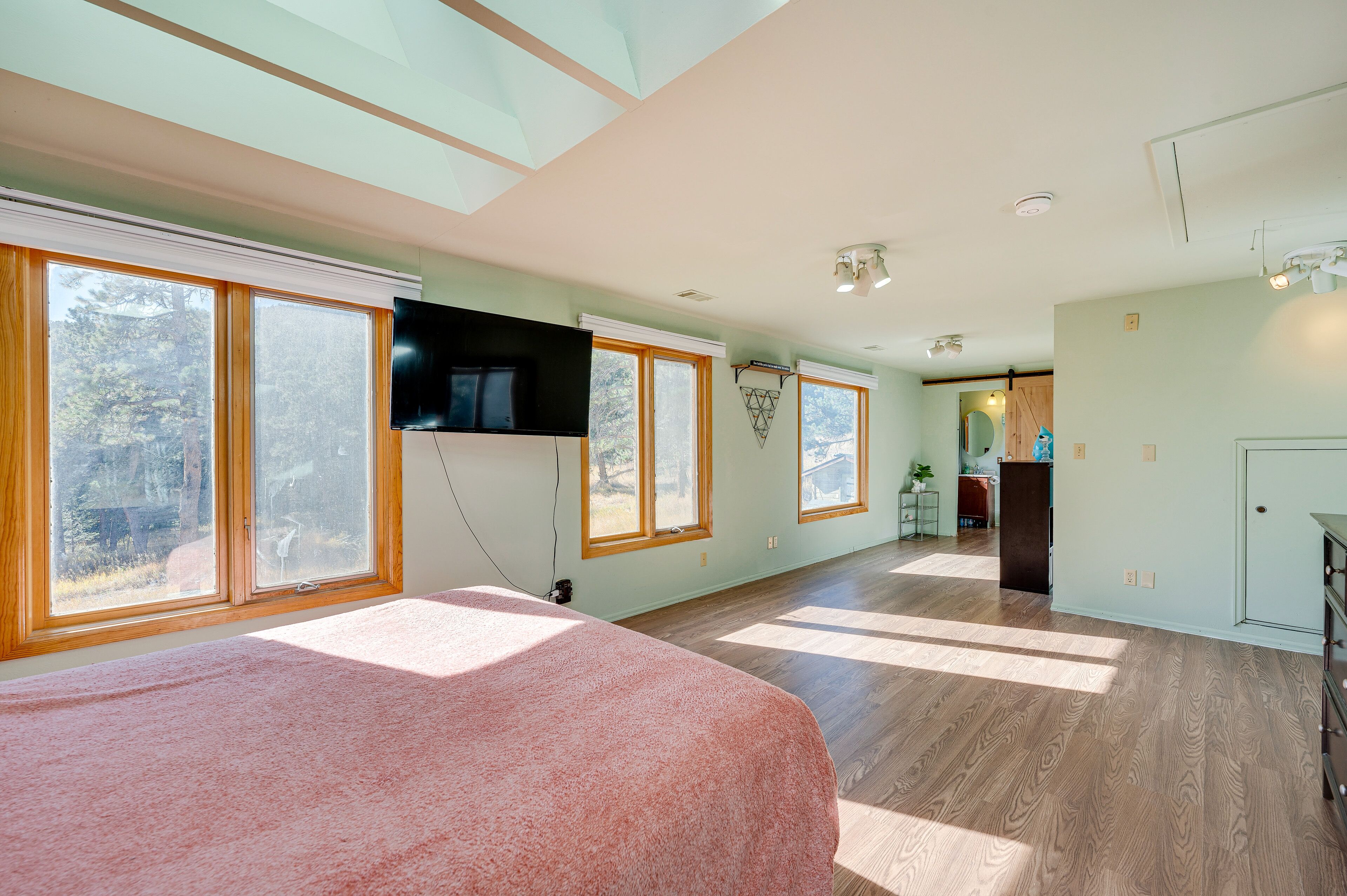 2 bedrooms, desk, travel crib, WiFi