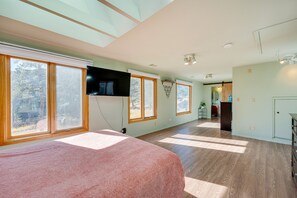 2 bedrooms, desk, travel crib, WiFi