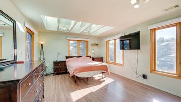 2 bedrooms, desk, travel crib, internet