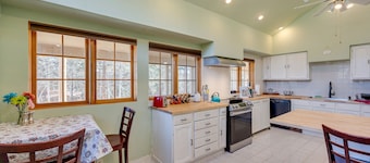 17 Mi to Town: Peaceful Pet-Friendly Golden Cabin!