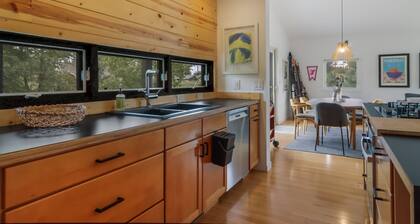 Borealis Haus Modern Downtown | Grill | Patio