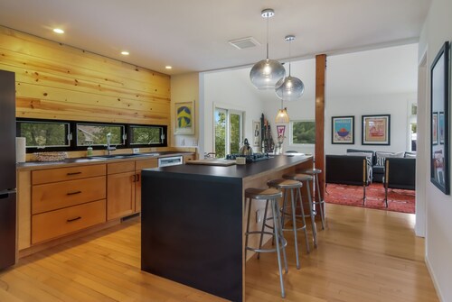 Borealis Haus  Modern Downtown | Grill | Patio