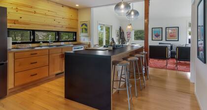 Borealis Haus Modern Downtown | Grill | Patio