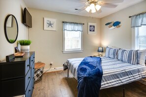 2 bedrooms, iron/ironing board, WiFi, bed sheets - Hampton Home w/ Grill < 1 Mi to Beach! (Hampton)