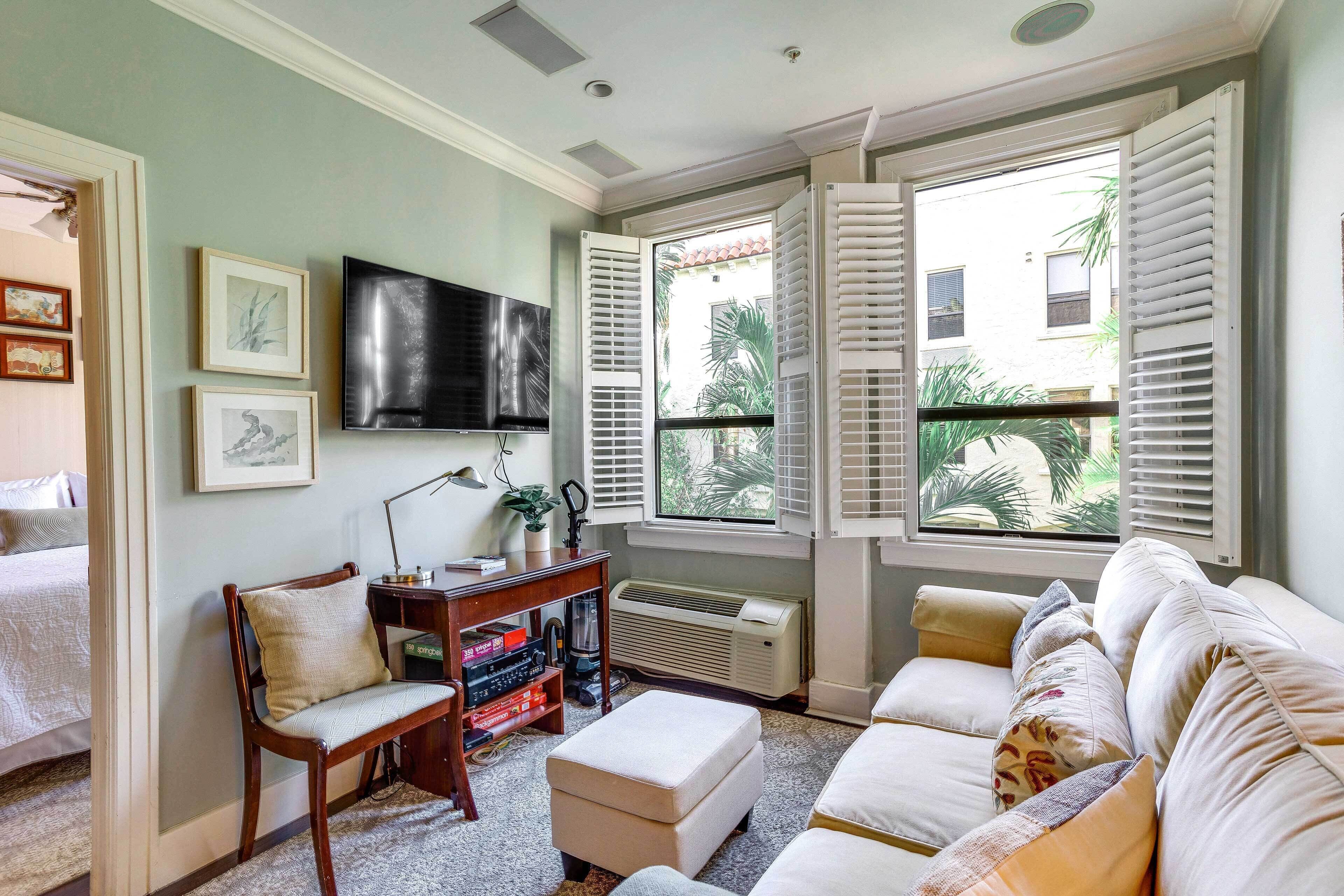 Palm Beach Condo w/ Outdoor Pool: 1 Block to Beach