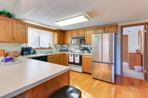 Réfrigérateur, micro-ondes, plaque de cuisson, lave-vaisselle