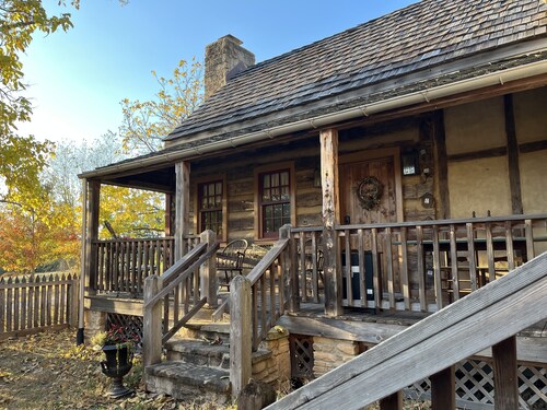 Mandolin Ridge Farm—Log Cabin Luxe! Pet Friendly. Livestock Guard Dogs Onsite. 