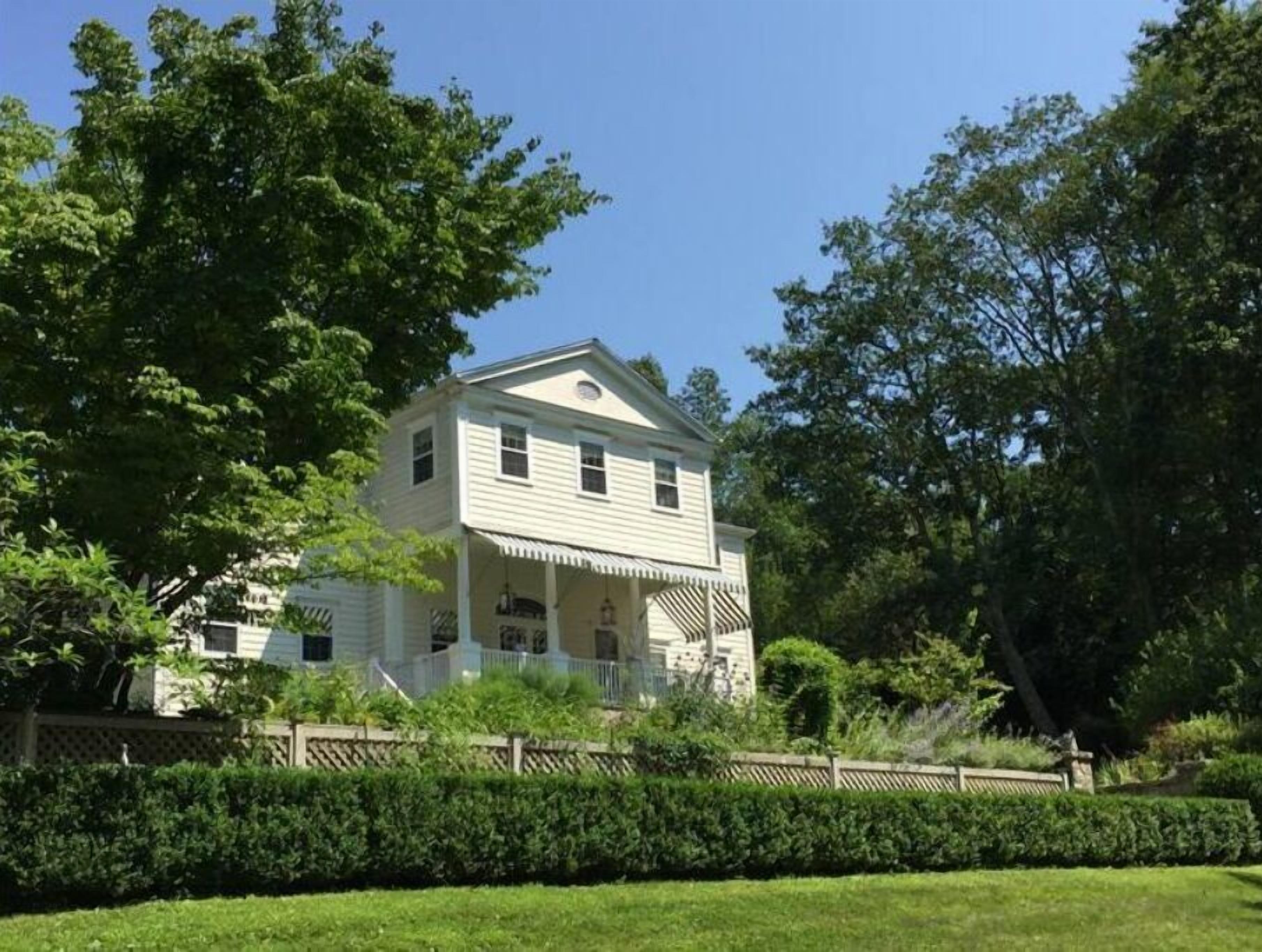 Bedford Country House - Luxury - 4 bed /4.5 bath / fireplace / pool