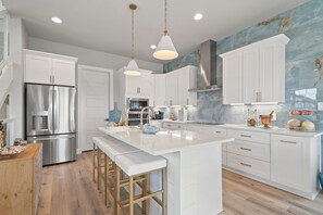 Køleskab, mikrobølgeovn, ovn, kogeplade