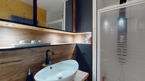 Hair dryer, towels, soap, toilet paper - Wohnung in Sehr Zentraler Lage (Baiersbronn)