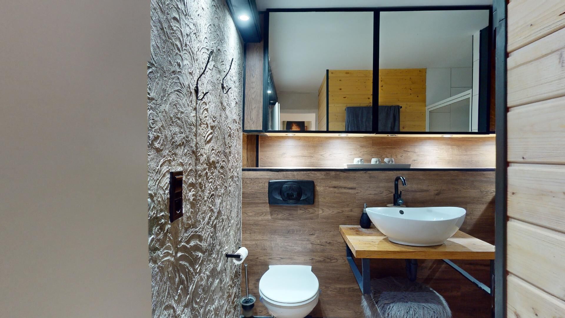 Haartrockner, Handtücher, Seife, Toilettenpapier