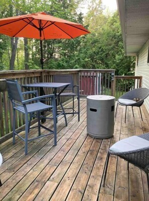 Outdoor dining - Cheerful 3 bedroom bungalow (Meaford)