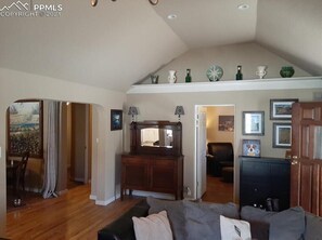 Smart TV, chimenea, estéreo y impresora 