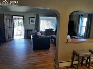 Smart-tv, eldstad, en stereo och printers