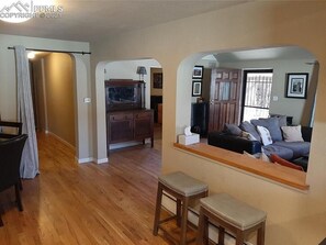 Smart-TV, Kamin, Stereoanlage, Drucker