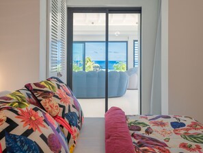 4 bedrooms, travel crib, WiFi, bed sheets - Modern villa ZYX with private pool, open-air cinema and 180° sea view (Saint-François)