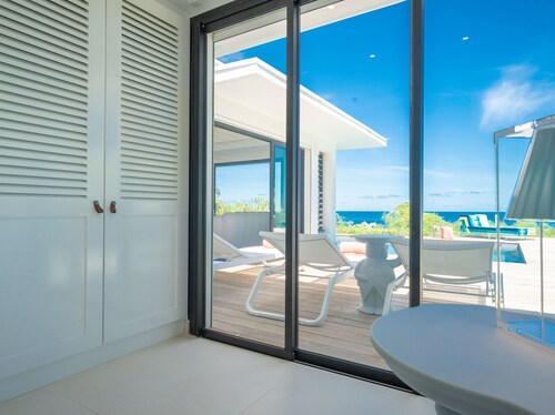 Villa ZYX moderne avec piscine privée, cinéma plein air, et une vue mer 180°