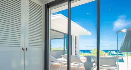 Villa ZYX moderne avec piscine privée, cinéma plein air, et une vue mer 180°