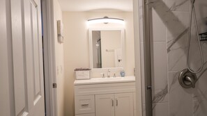 Douche, sèche-cheveux, serviettes fournies, savon