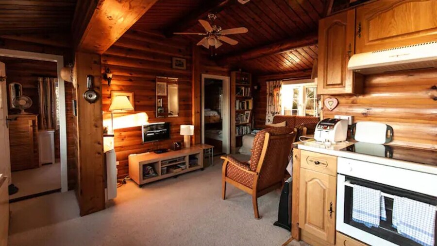 Two Bed Log Cabin in the Mountains