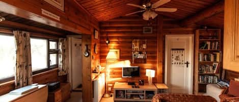 基本小屋 | 客廳 | 32 吋LED 電視連衛星電視頻道