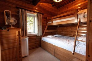 Basic Cabin | 2 bedrooms, free WiFi - Two Bed Log Cabin in the Mountains (Blaenau Ffestiniog)
