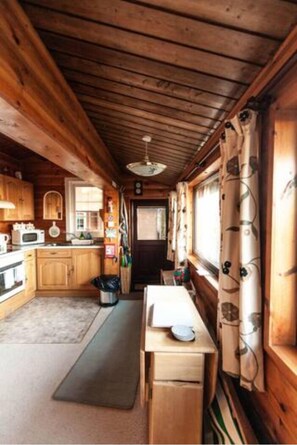 Basic Cabin | Private kitchen | Electric kettle, cookware/dishes/utensils