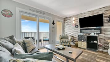 Apartamento panorámico, chimenea, vistas a la bahía | Zona de estar | Smart TV de 55 pulgadas con canales digitales