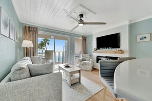 Minibar, decoración personalizada, muebles diferentes y escritorio 