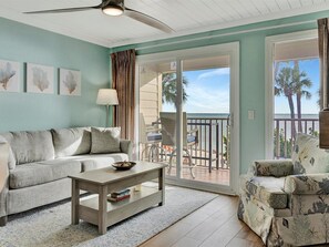 Minibar, decoración personalizada, muebles diferentes y escritorio 