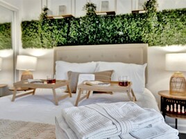 Luxury Apartment | Minibar, individually decorated, individually furnished, desk