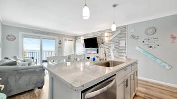 Panoramic Apartment, Fireplace, Bay View | Private kitchen